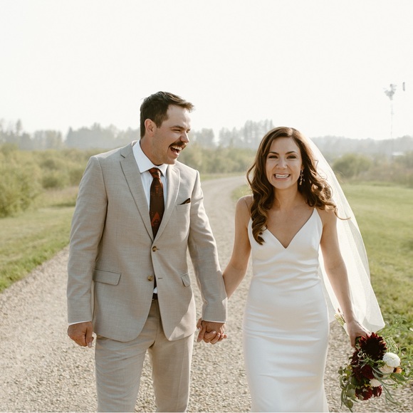 Gorgeous simple wedding dress. - Picture 5 of 5